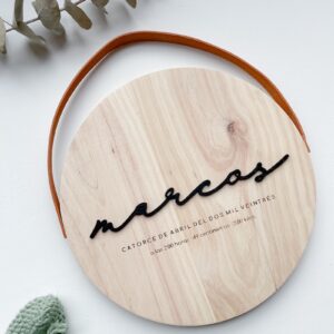 Natalicio de madera maciza de pino con forma redonda y personalizado.